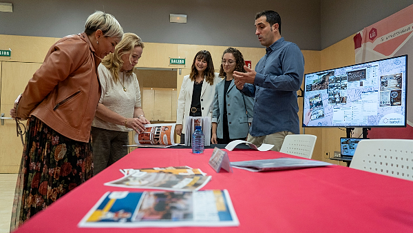 la alcaldesa con equipo viendo el cómic