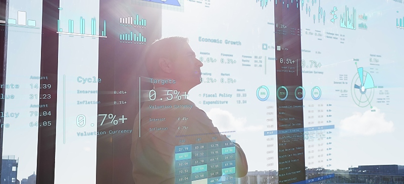 Corredor de bolsa mirando hacia los resultados de un informe financiero reflejados en el cristal