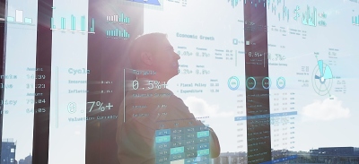 Corredor de bolsa mirando hacia los resultados de un informe financiero reflejados en el cristal