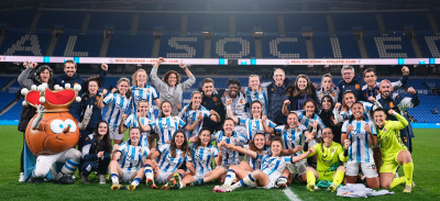 Real Sociedad posando tras el partido.
