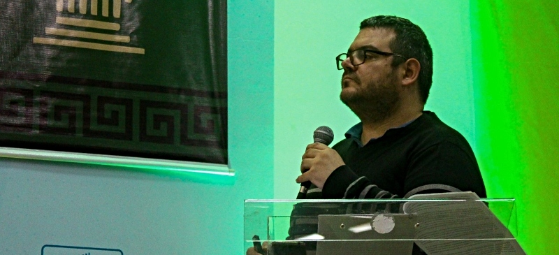 Ricardo Ortega en su exposición