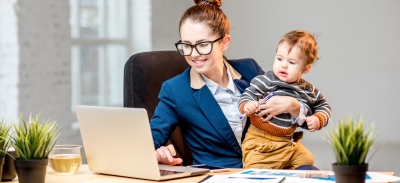 Mujer con niño en brazos