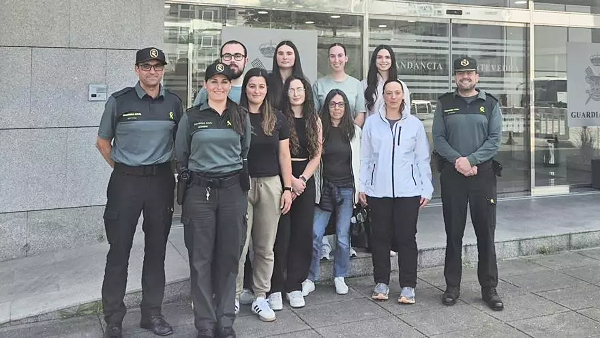 el grupo de prácticas con sus tutores de la guardia civil de Pontevedra