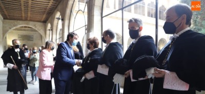 El Rector de la Universidad Isabel I esperando ser saludado por el presidente de la Junta de Castilla y León y la Consejera de Educación