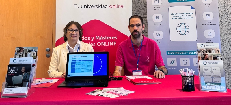 Víctor Martínez, Docente de la Universidad y Amalia Orúe, decana de la Facultad de Ciencias y Tecnología de la Universidad en el DIHBU