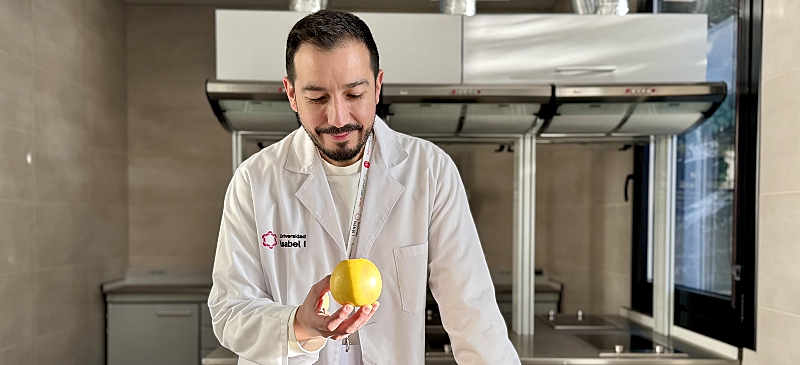 El doctor Patricio Pérez-Armijo en los laboratorios de la Universidad Isabel I