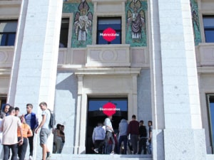 Fotografía de la fachada en pequeño con infografías