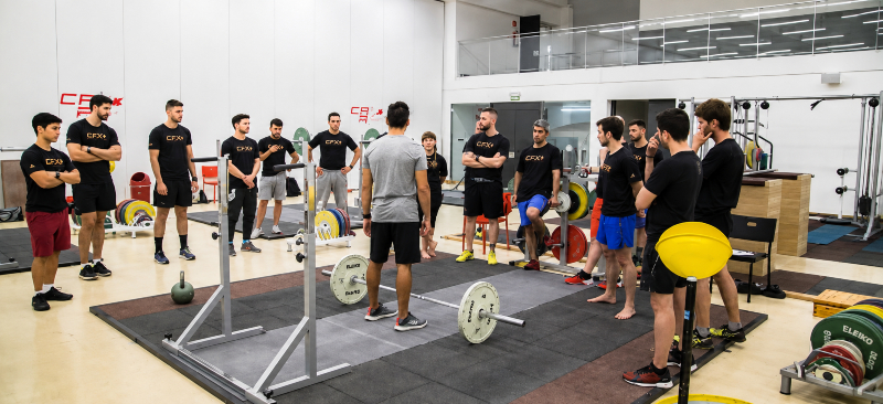 Alumnos del European Sport and Health Institute en una clase