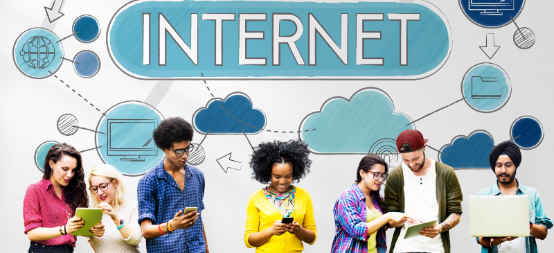 Internet y jóvenes mirando los móviles