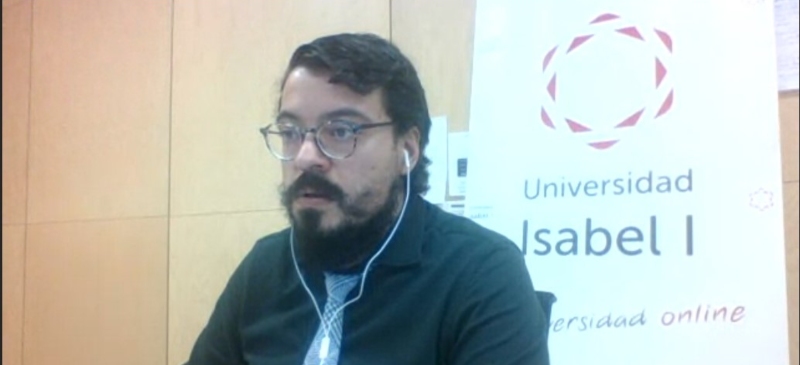 Javier Diz, durante el webinar, como presentador del evento.