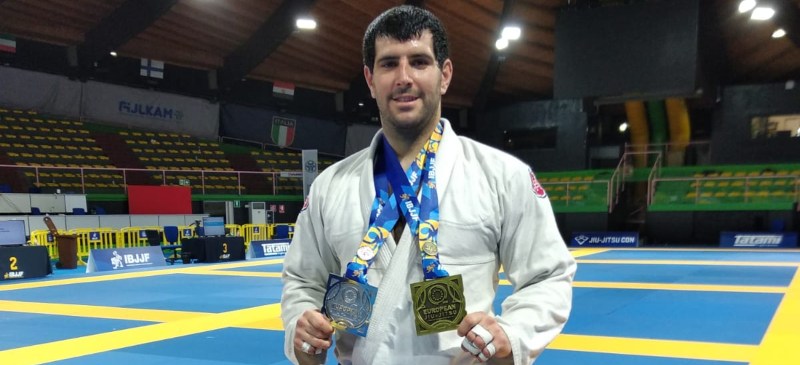 Pedro Pablo González, con sus dos medallas en el Campeonato Europeo de Jiu-Jitsu