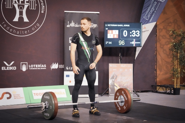 Jorge Victorian al levantar su peso
