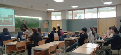 El profesor Jorge Salinas en una de las clases del proyecto