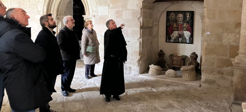 Marcos Iturriaga durante la visita guiada al monasterio agustino (foto de Luis Valdés. D-Argia)