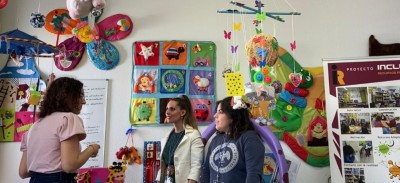 Las dos docentes en una clase