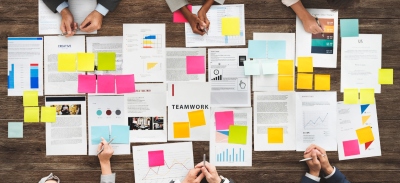 Trabajadores de una empresa llevando a cabo un trabajo colaborativo