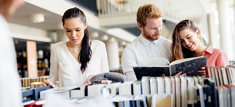 Jóvenes en la biblioteca