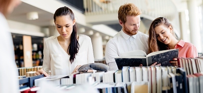 Jóvenes en la biblioteca