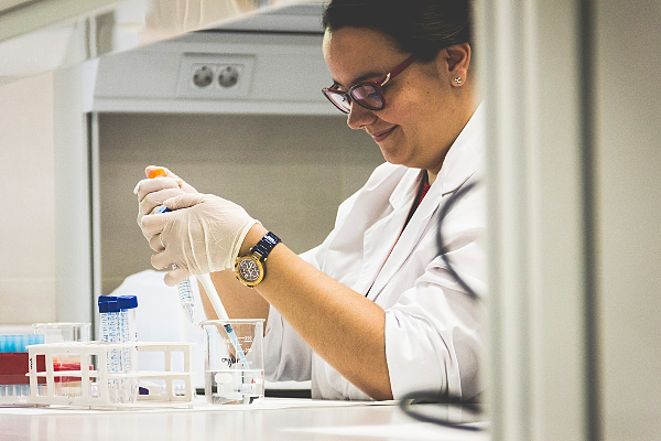 Patricia Cabrero Lobato en el laboratorio de la Universidad Isabel I