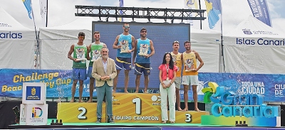 los ganadores en el podio