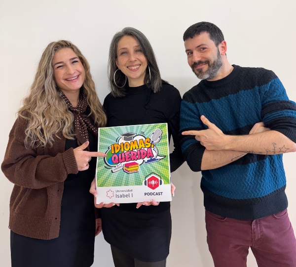 Laura Federici con valentina y equipo escuela idiomas