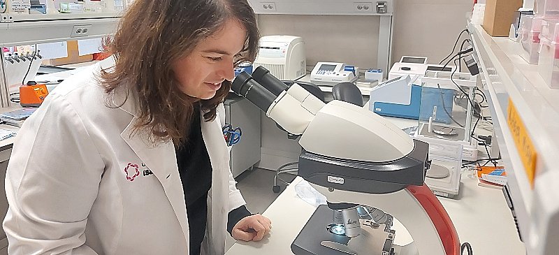 Laura Maeso en el laboratorio de microbiología de la Universidad Isabel I