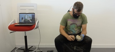 Marcos Terradillos tallando una piedra de sílex para crear un bifaz