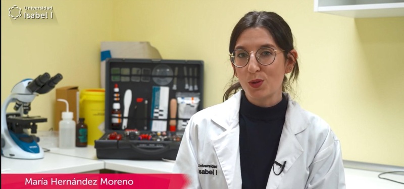 María Hernández en los laboratorios de la Universidad Isabel I grabando el vídeo de presentación