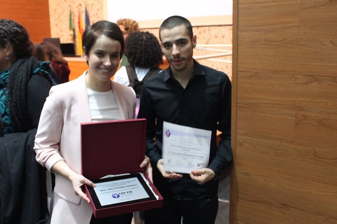 María Penado con su premio a la mejora docente de Psicología