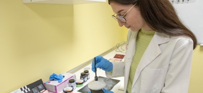 María Hernández en el Laboratorio de Criminalística de la Universidad Isabel I