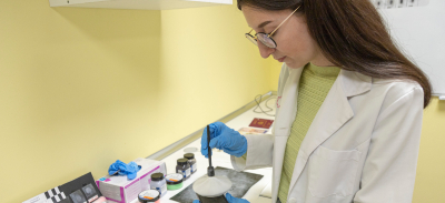 María Hernández en los Laboratorios de Criminalística de la Universidad Isabel I