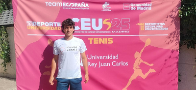 mario frente al cartel de ceu