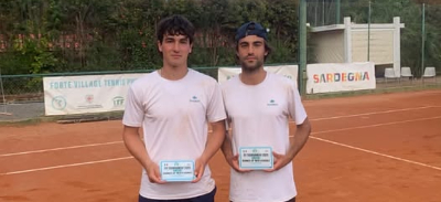 Mario Mansilla y su compañero con el trofeo en la mano