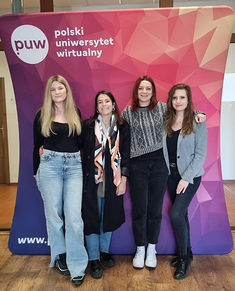 mariya y Laura con otras integrantes de polonia