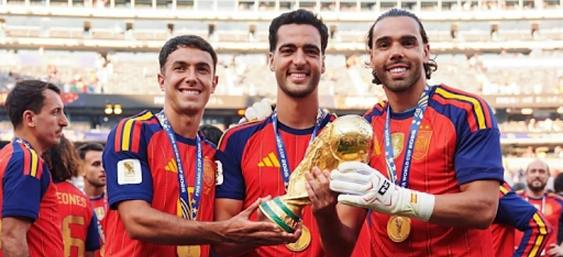 Zubimendi con Merino y Raya, levantando la copa del mundial de fútbol. Fotografía de Diario Vasco.