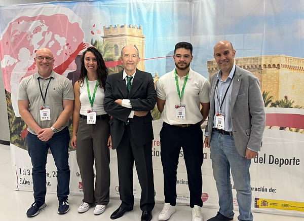 El profesor Martín del Burgos en el centro de la imagen en el photocall del congreso