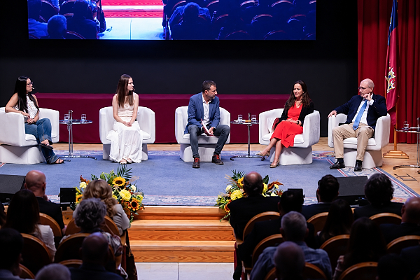 Mesa redonda de autoridades
