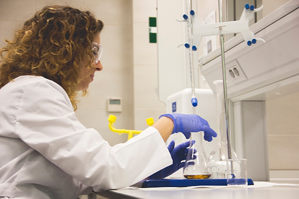 Miriam Martínez Castro en el laboratorio de la Universidad Isabel I