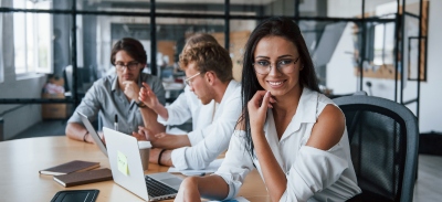 Mujer mirando a la cámara