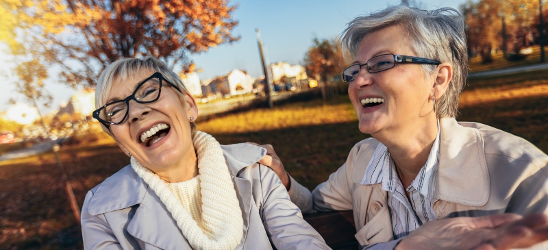 Mujeres mayores felices