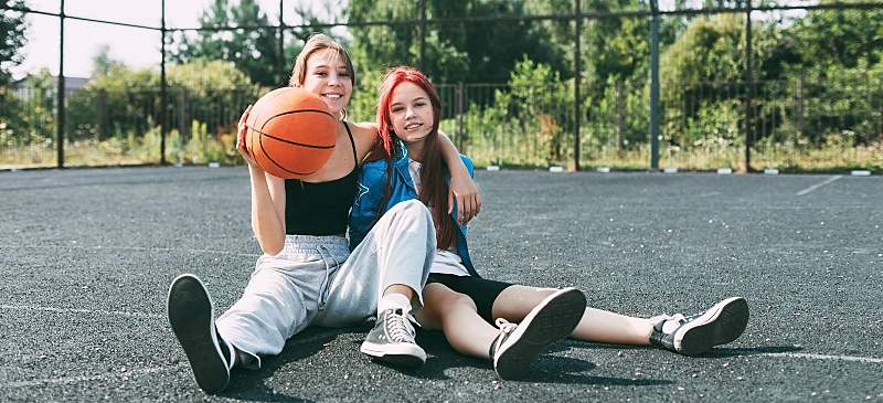 Jugadoras de baloncesto en la cancha