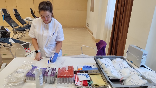 Natalia comprobando el material