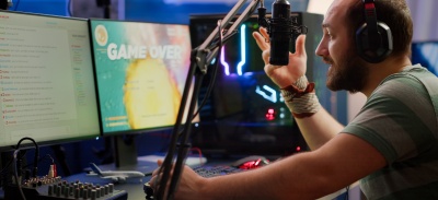 Nevous streamar pierde en un videojuego