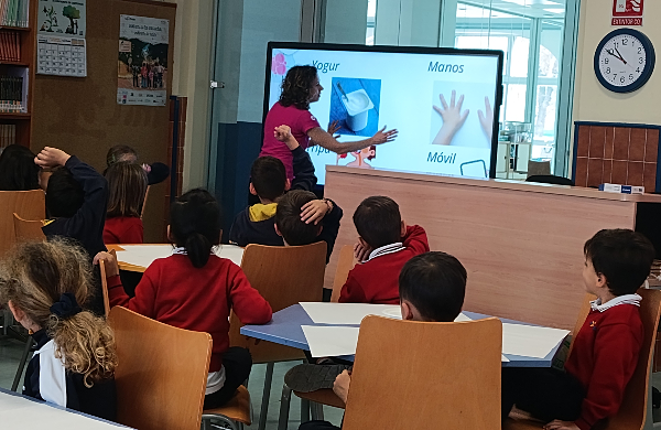 Profesora con niños