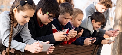 Niños con dispositivos electrónicos (pequeña)