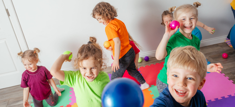 Niños de preescolar realizando actividad física