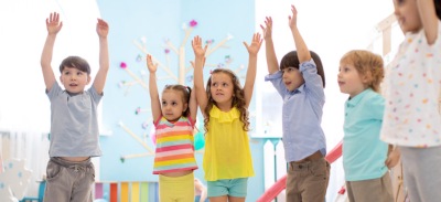 Niños de Primaria haciendo ejercicio en una clase.