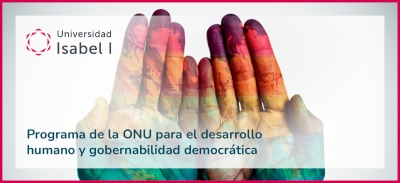 Manos con la imagen del mapa del mundo