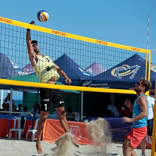 Pablo Pérez durante el partido de la final recibiendo un paso del equipo contrario