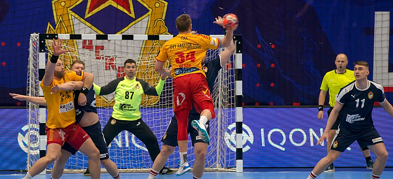 Partido de balonmano masculino internacional entre Rusia y Dinamarca